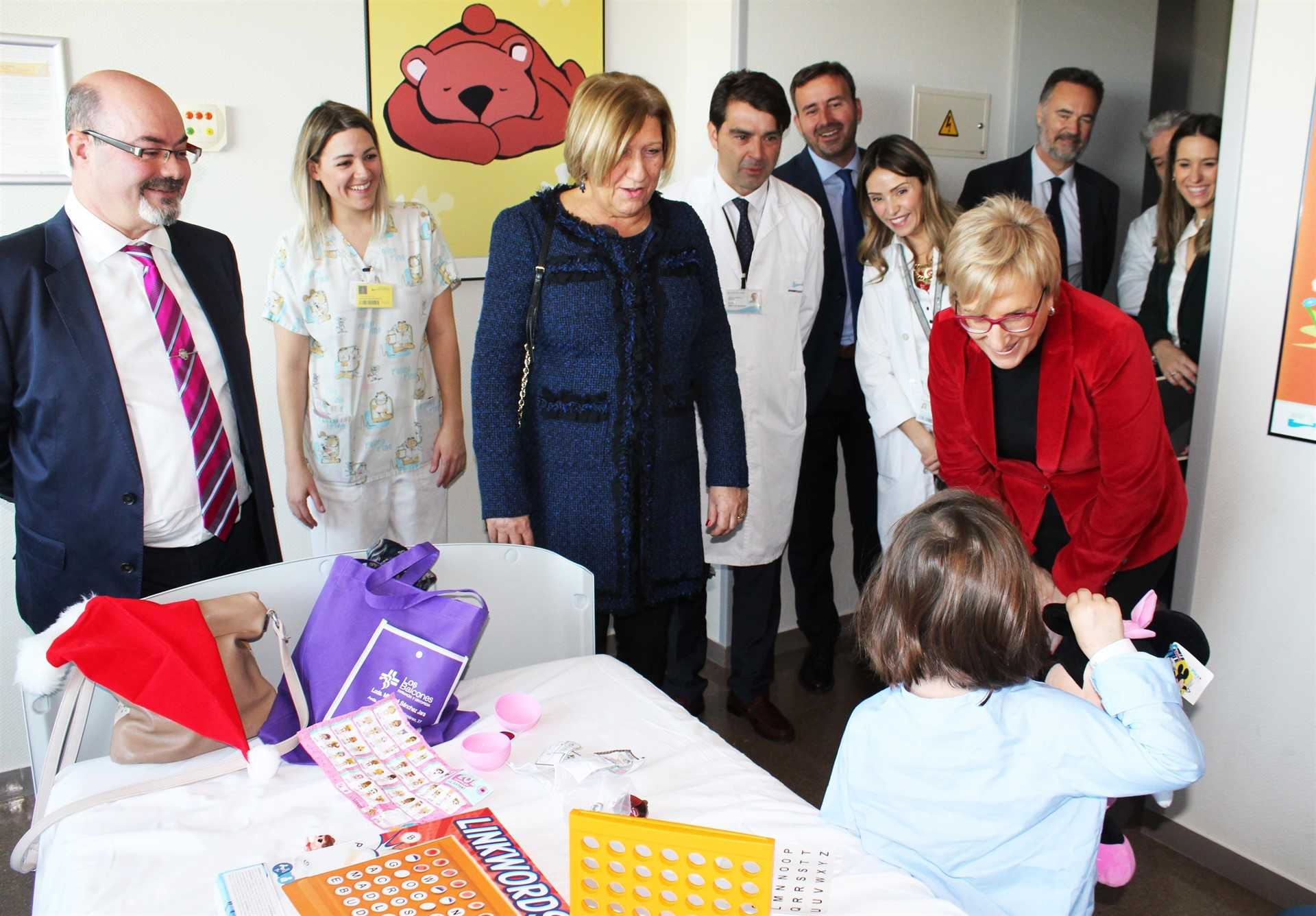 En la imatge, la consellera de Sanitat, Ana Barceló, durant la seua visita d'aquest dilluns a l'hospital de Torrevella.