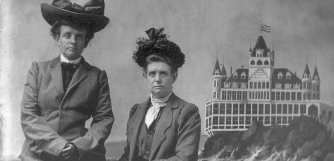 Frances Benjamin Johnston amb Mattie Hewitt davant d'un decorat amb la Cliff House de San Francisco, California (detall),1903. Autor desconegut