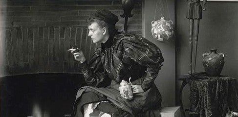 Frances Benjamin Johnston, 'Autoretrat fumant i bevent cervesa' (detall), 1896. Fotografia. Library of Congress, Washington D.C.