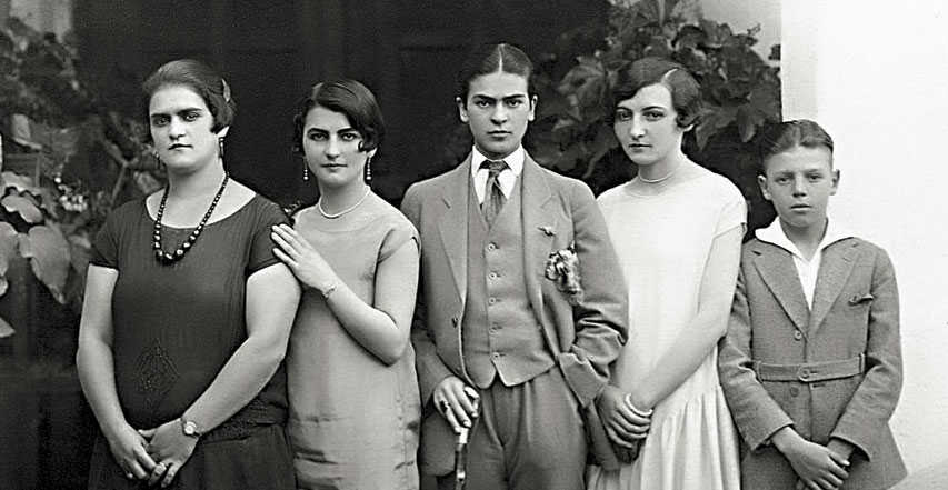 Frida Kahlo amb vestit d'home al centre de la foto, 1926 (detall) /Bernard Silberstein