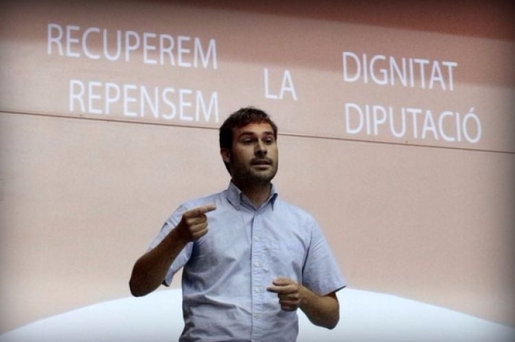 El portaveu de Compromís a la Diputació d'Alacant, Gerard Fullana, ha presentat la campanya 'amiguitosdelalma.com'.