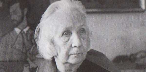 Gabriele Münter a la Russenhaus, Murnau, 1957 (detall). Darrere, el seu retrat de V. Kandinski, 1910