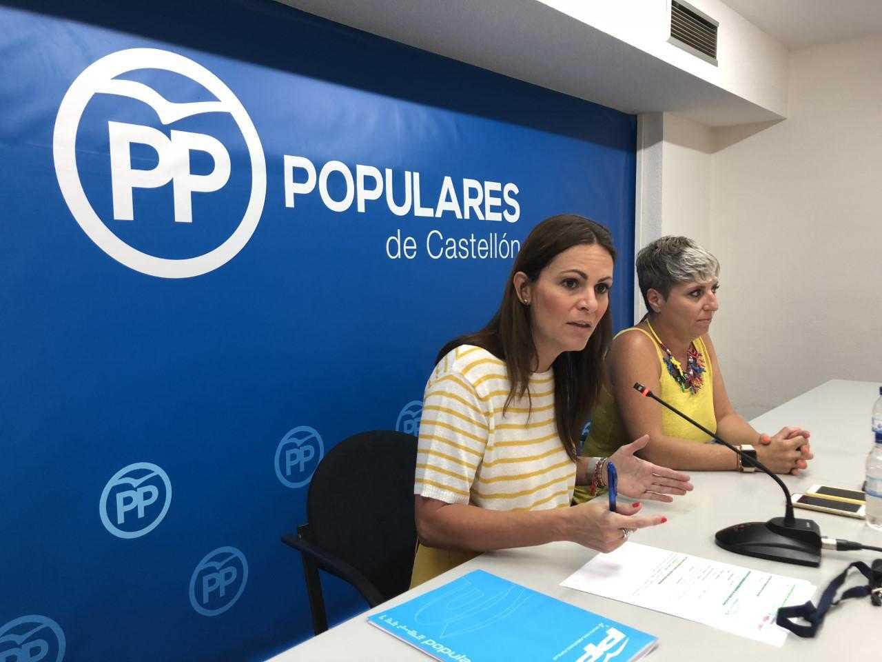 Beatriz Gascó (esquerra) ha comparegut a la seu del PP de Castelló amb la líder local Elena Vicente-Ruiz.