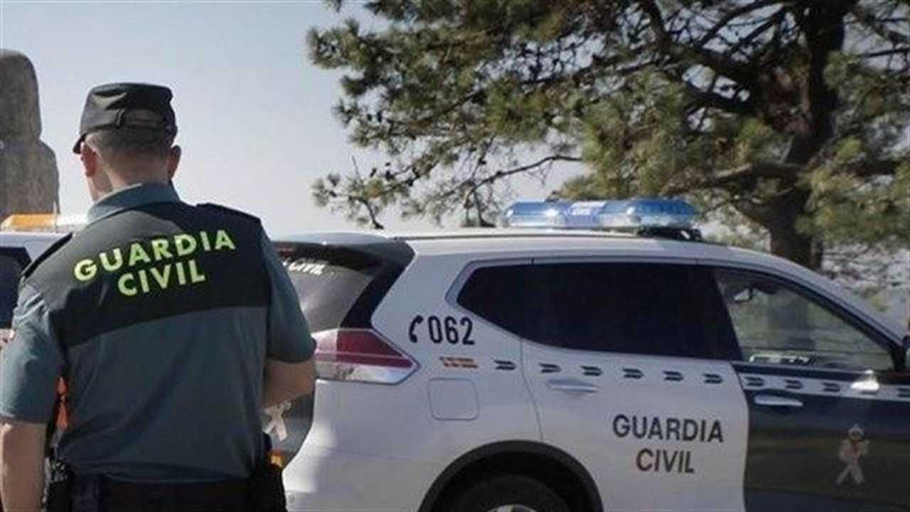 La Guàrdia Civil va detindre un home i una dona, de 31 i 26 anys respectivament, com a suposats autors d'un delicte d'estafa.