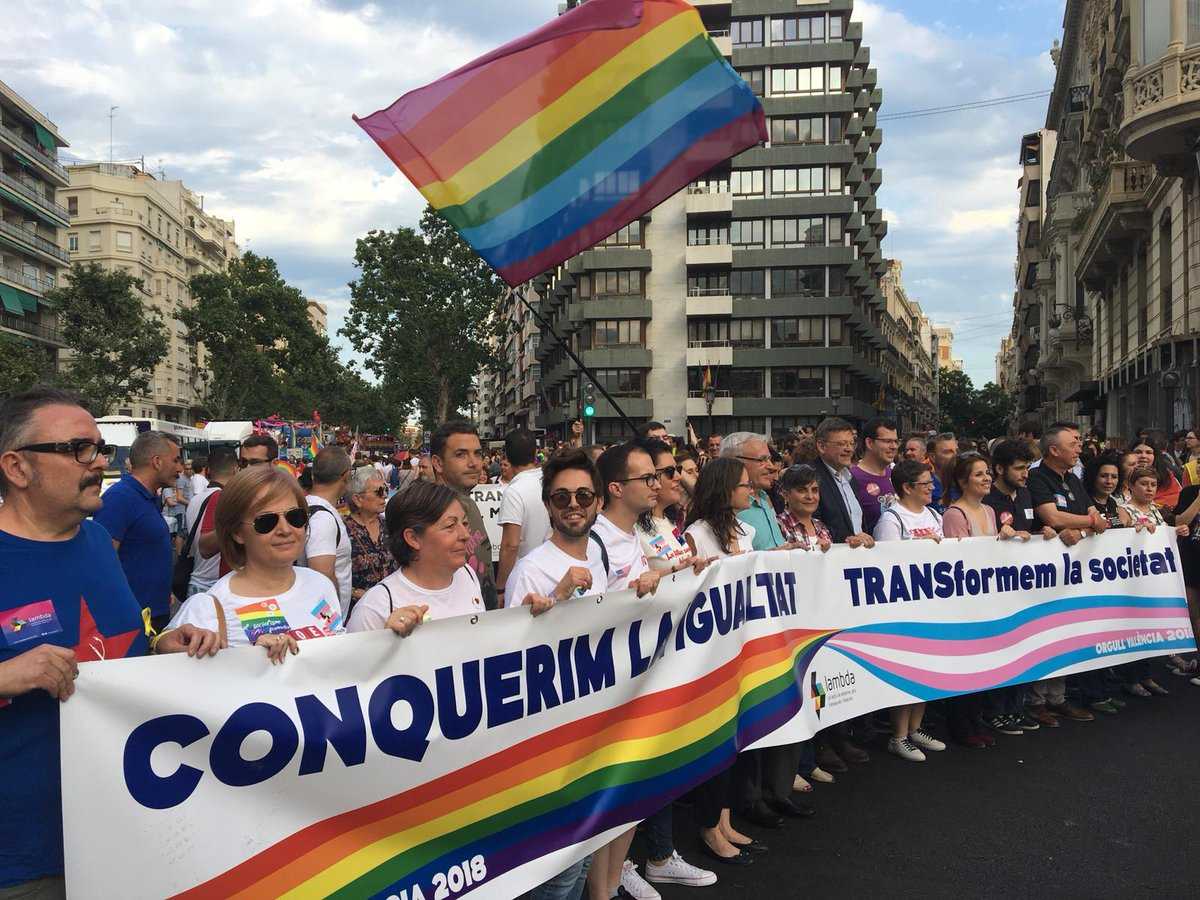 Més de 50 organitzacions i milers de persones participen en aquesta marxa reivindicativa organitzada per Lambda.