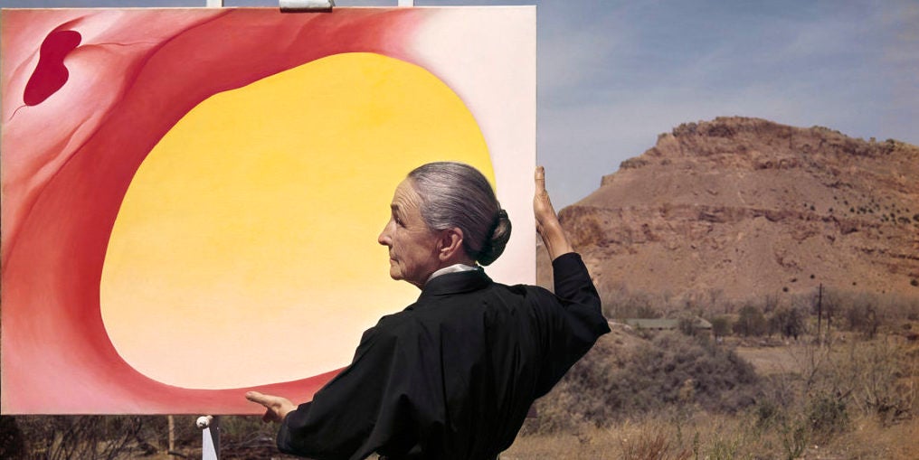 Georgia O'Keeffe pintant a l'aire lliure a Taos, Nou Mèxic, el 1960