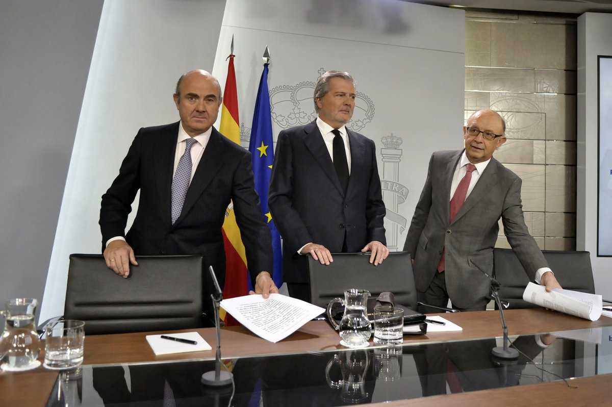 Els ministres Luis de Guindos, Íñigo Méndez de Vigo i Cristóbal Montoro durant la compareixença posterior a la reunió del govern espanyol, divendres passat.