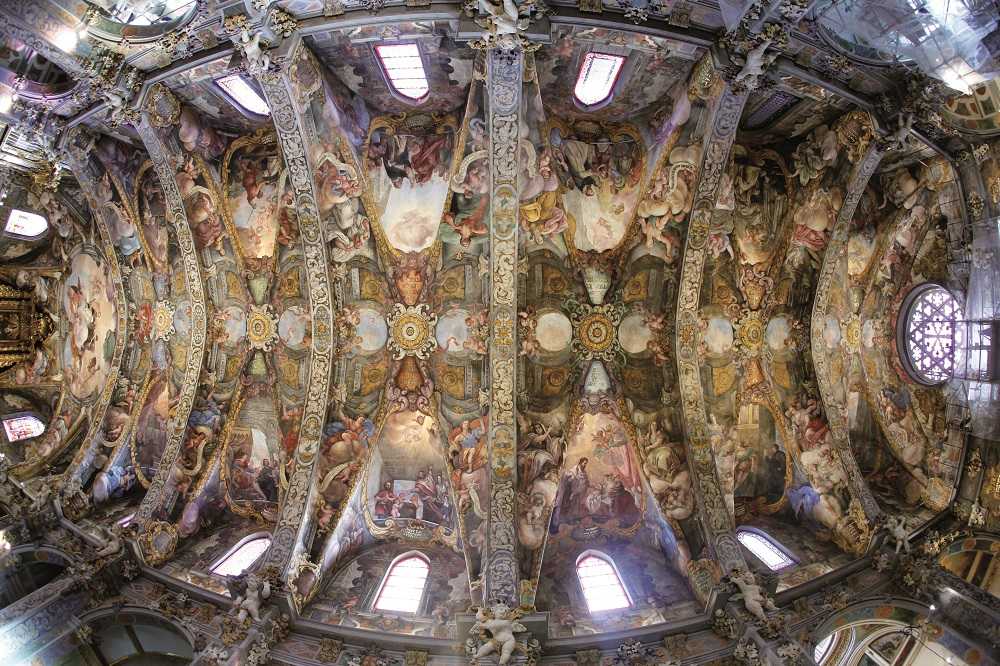 A més de contemplar la relíquia, als murs de la capella es poden vore elements com l'Adoració dels Reis