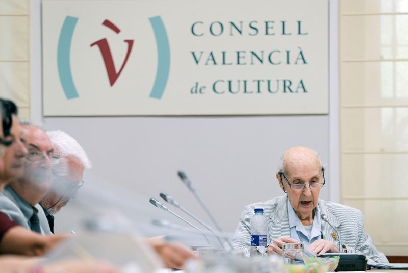 El científic Santiago Grisolía durant una reunió del CVC.