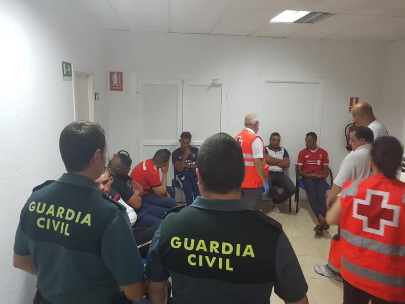 Els huit migrants, joves però majors de 18 anys, van ser interceptats en terra i portats a la caserna de l'institut armat al Campello abans de ser posats a la disposició d'Estrangeria.