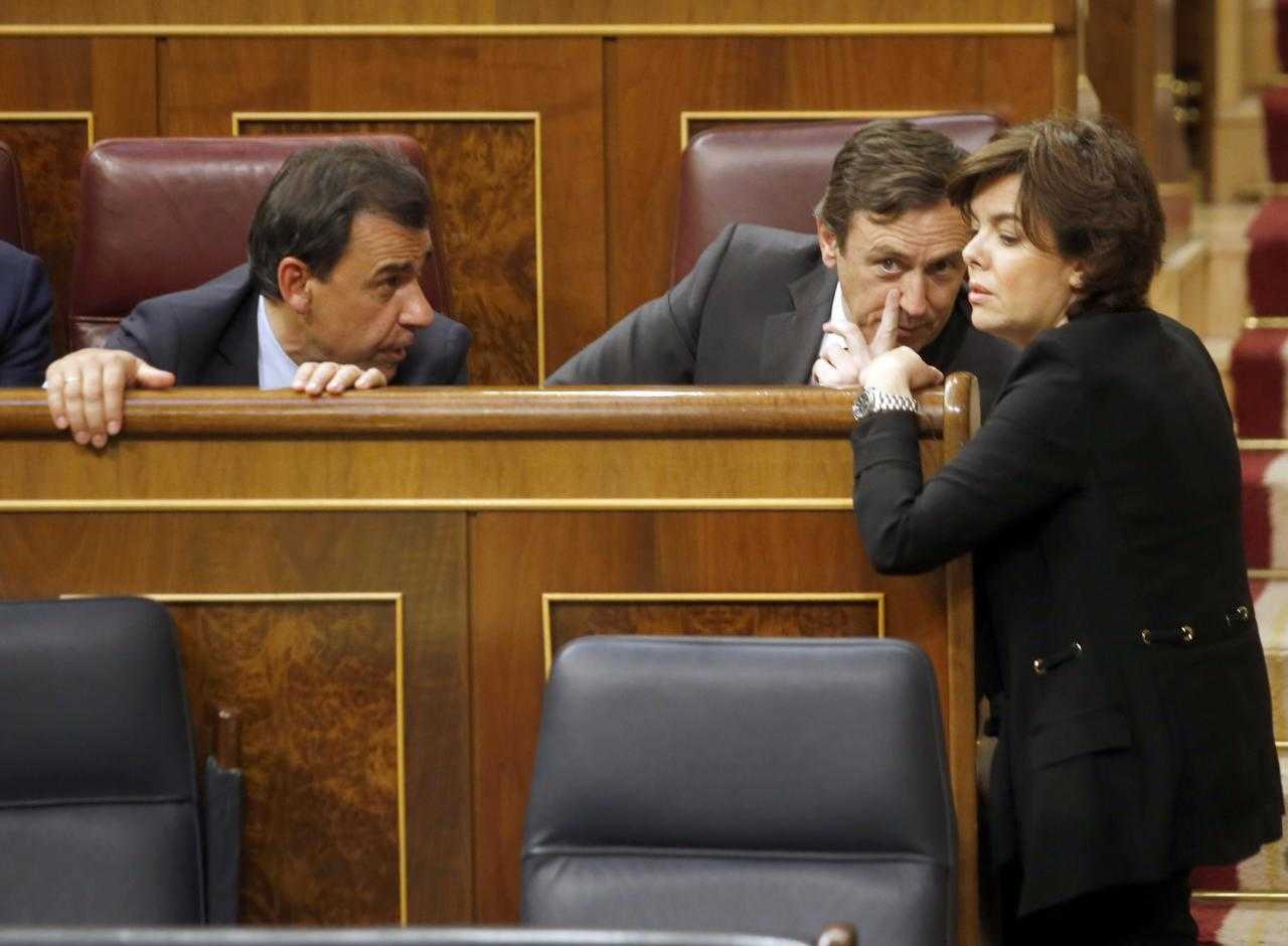 La vicepresidenta espanyola, Soraya Sáenz de Santamaría, conversant amb Hernando i Martínez Maillo durant el debat de la moció de censura.