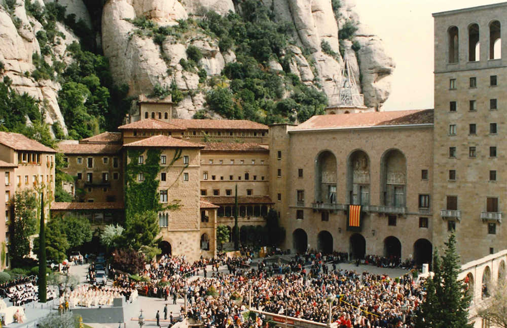 El monestir de Montserrat es troba gairebé incrustat en un dels cingles de la muntanya.