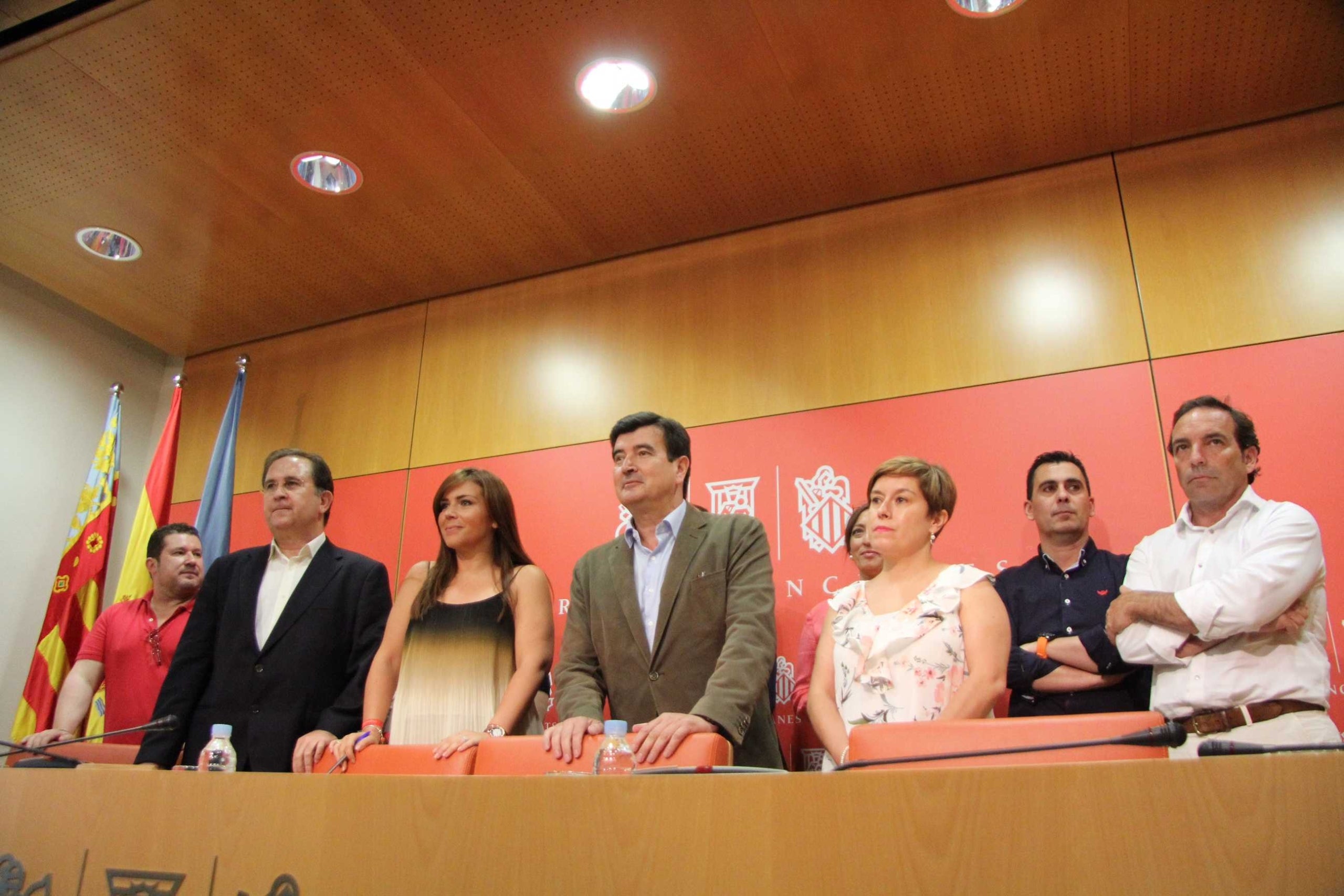 La portaveu de Cs a les Corts, Mari Carmen Sánchez, i el portaveu de la formació al País Valencià, Fernando Giner, junt amb la resta de diputats autonòmics del partit.