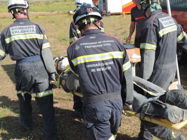 Un dels suposats ferits rescatat en llitera