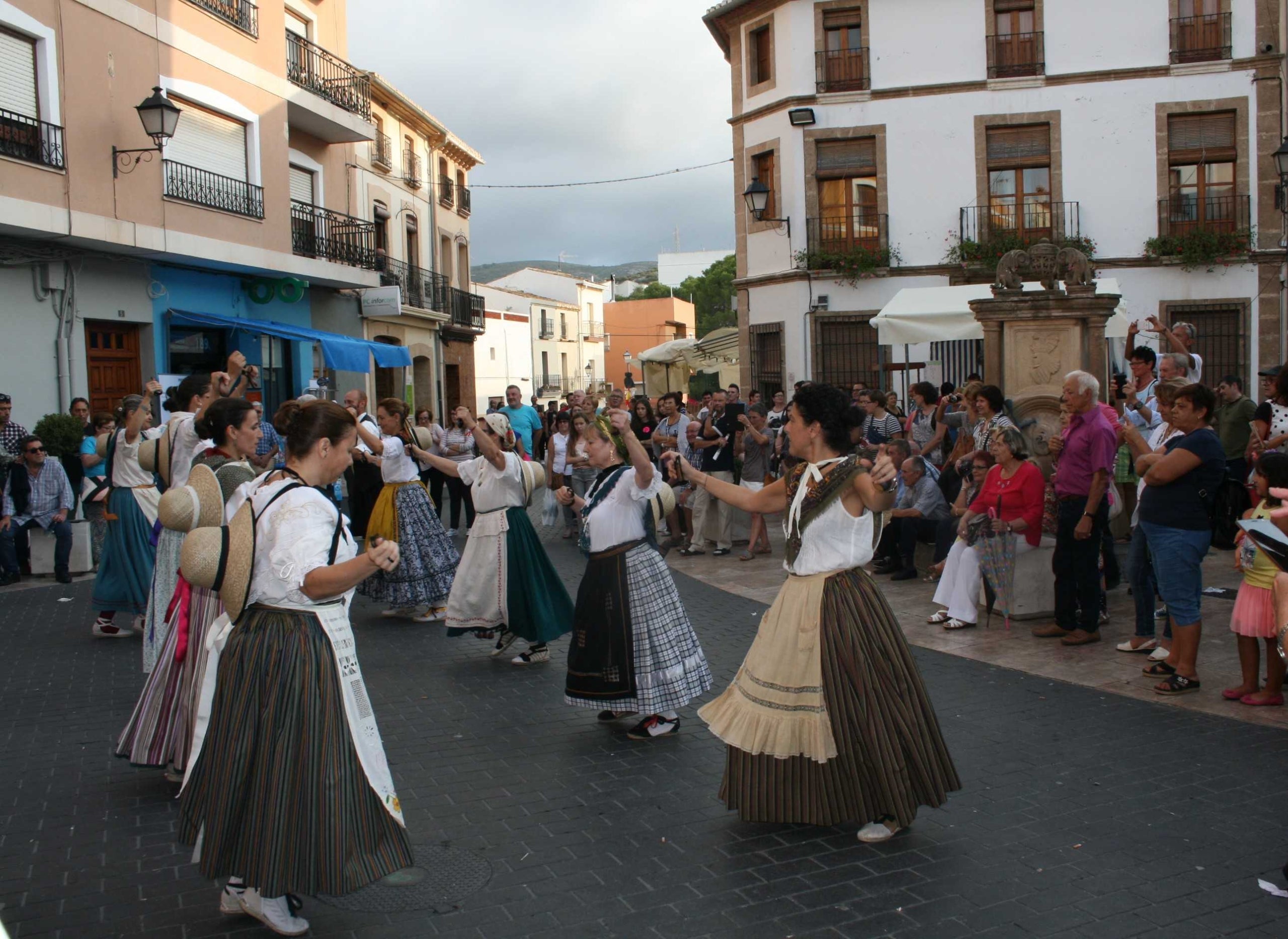 El grup de danses la Llata serà un dels col·lectius culturals que participarà en la Fira Gata al Carrer d'aquest any