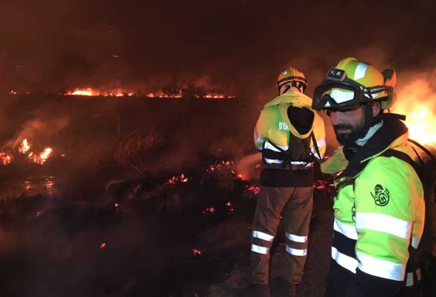 Els bombers treballen a l'incendi declarat dimarts a la nit en un canyar de Torreblanca que està afectant el parc natural del Prat de Cabanes.