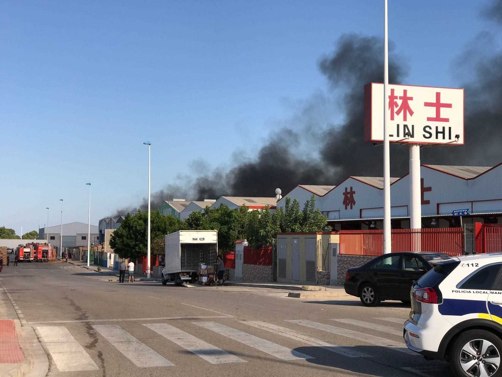 Imatge de les naus afectades per l'incendi en una nau industrial de Manises.