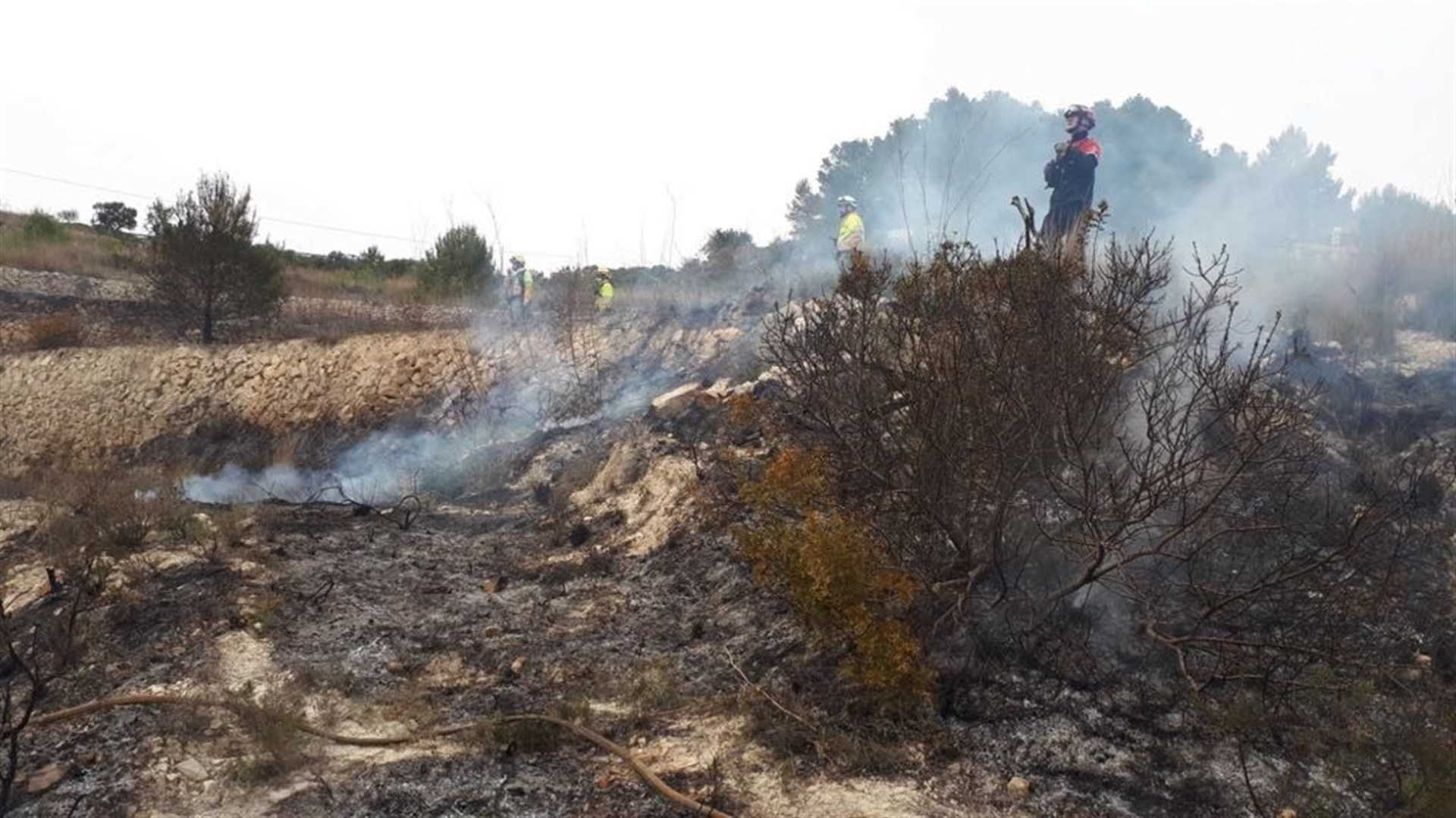 Els bombers han evitat que les flames arribaren a una àrea limítrofa de densa massa forestal, així com a una altra on hi ha una casa.