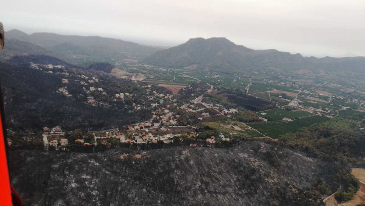 L'estabilització de l'incendi podria permetre que molts dels veïns evaquats pogueren tornar hui a casa.