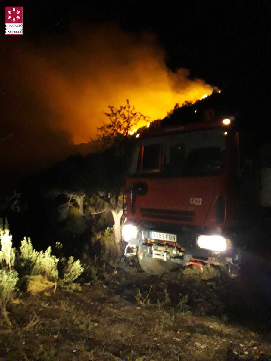 Durant la nit han seguit treballant en la zona sis unitats de bombers forestals de la Generalitat i sis autobombes.