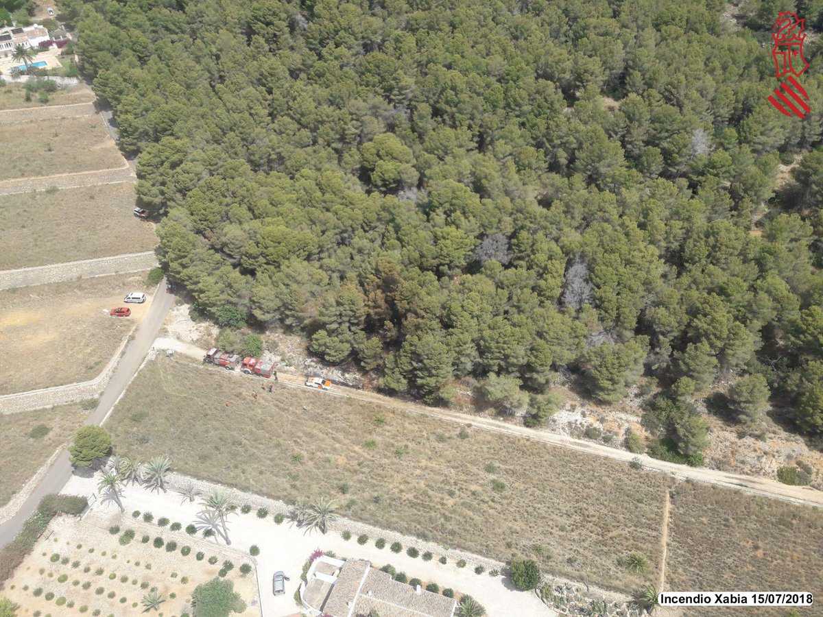 Fotografia presa a les 12.23h d'aquest diumenge de l'incendi forestal de Xàbia.