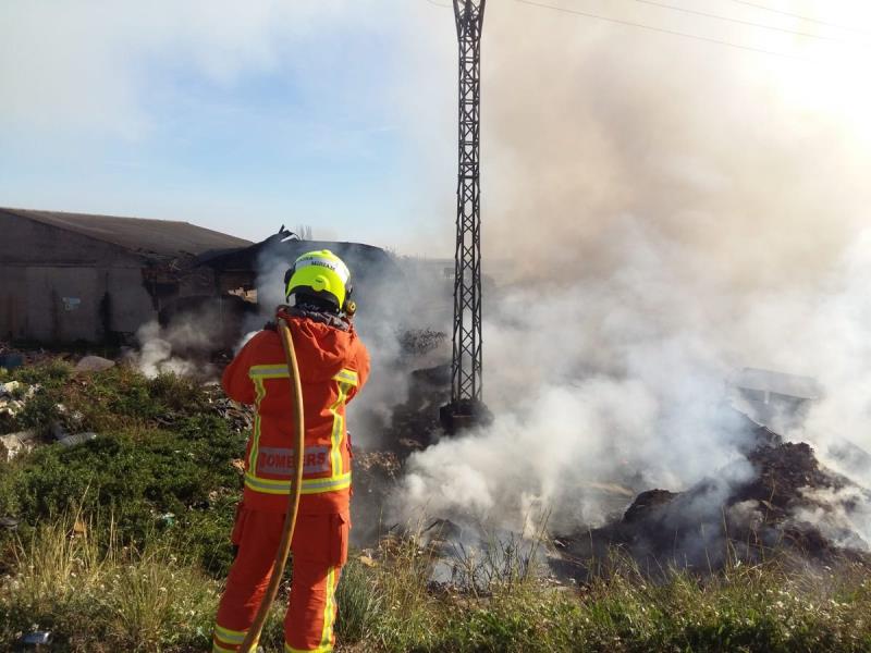 Es continua treballant en el control del perímetre i la combustió de l'incendi.