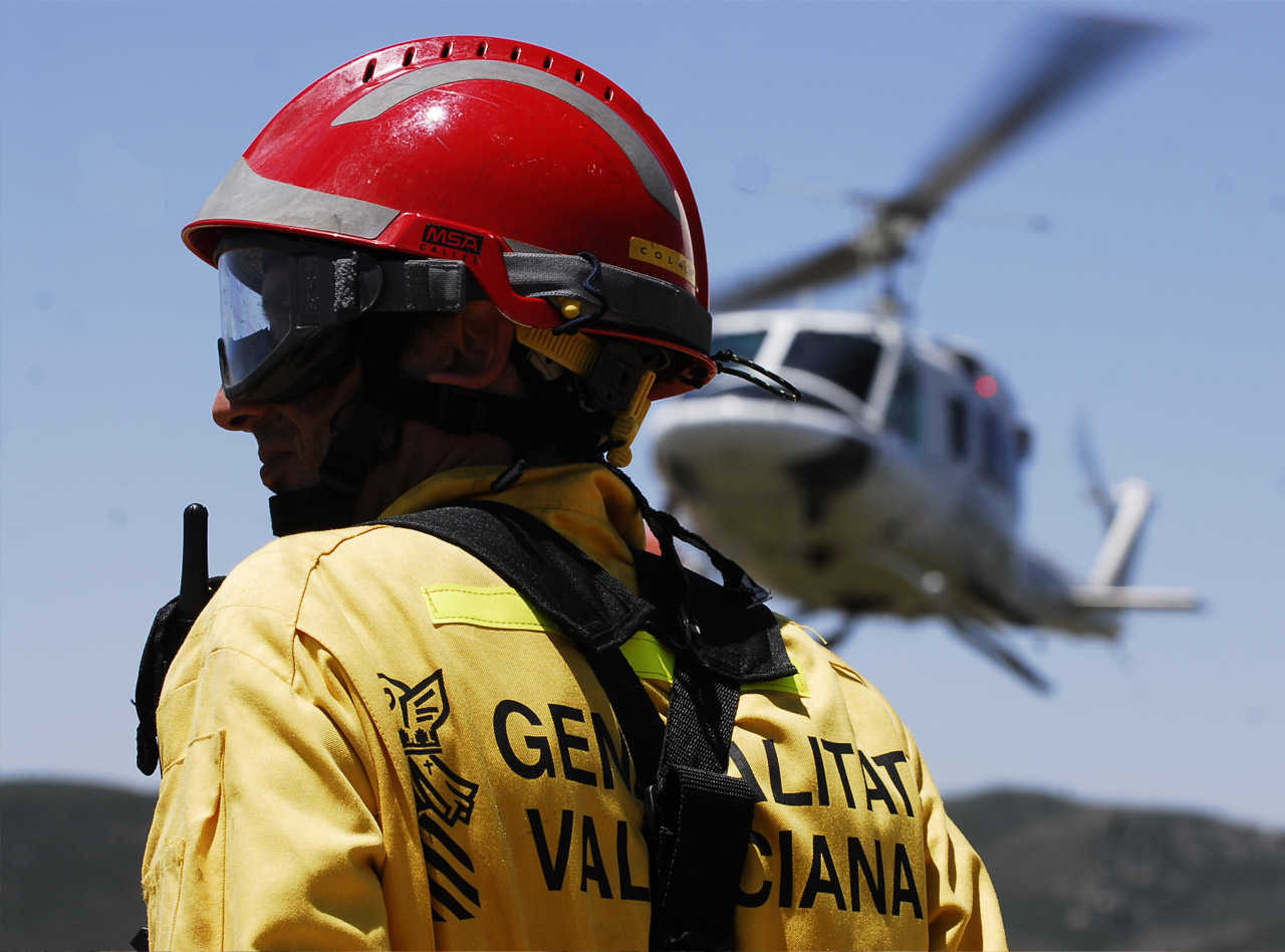 El servei de bombers forestals està constituït pel personal de les unitats terrestres i helitransportades contractat per la Generalitat per a l'extinció d'incendis forestals i la intervenció davant emergències.