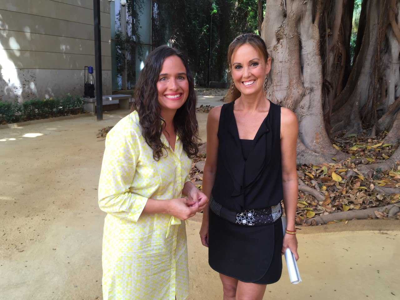 La portaveu adjunta del PPCV al Congrés, Belén Hoyo, i la portaveu de Medi Ambient en les Corts, Elisa Díaz, després de la roda de premsa d'aquest dilluns a les Corts.