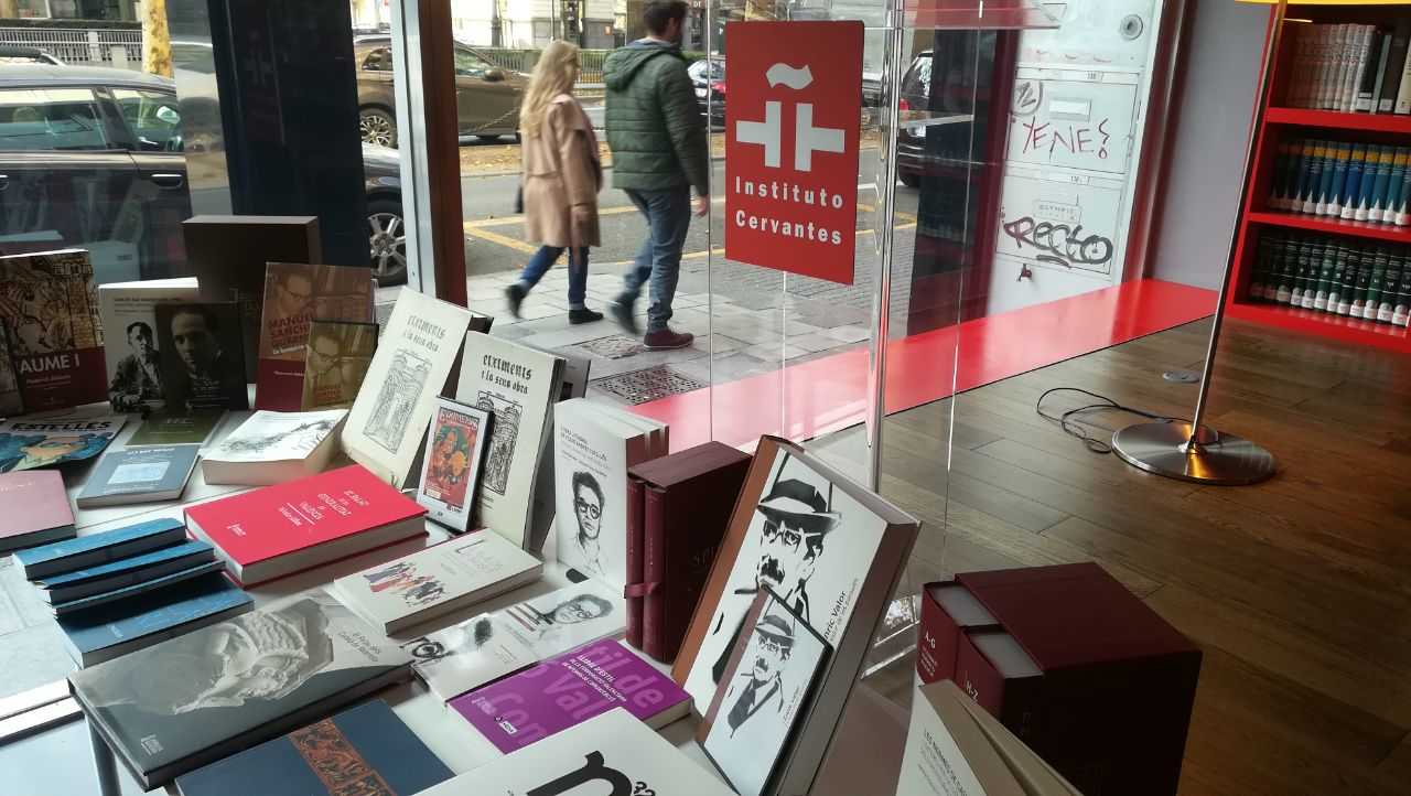 La biblioteca Gerardo Diego de l'Institut Cervantes de Brussel·les creix amb una cinquantena de llibres valencians editats per l'AVL i per l'editorial de la Generalitat Valenciana.