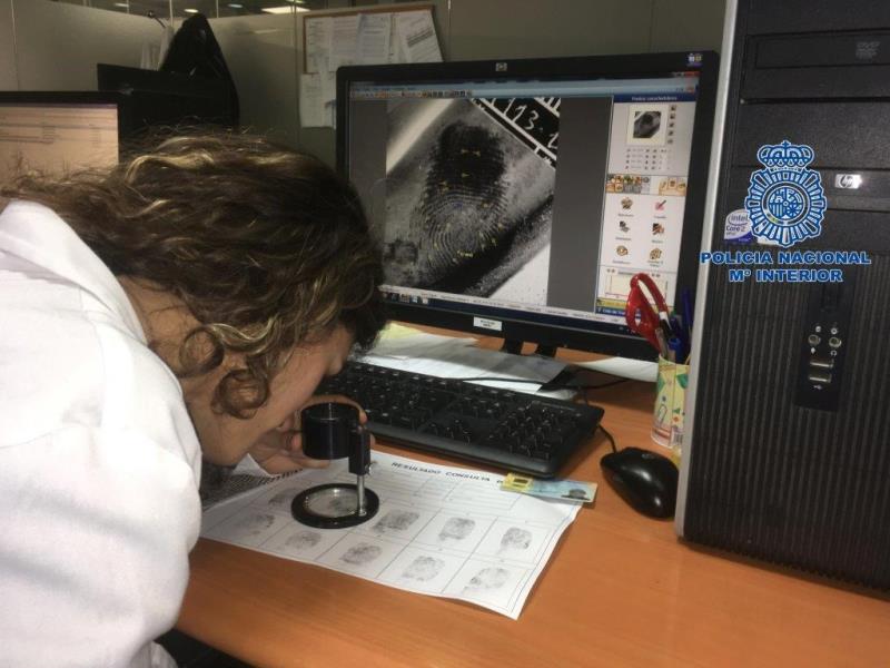 Fotografia facilitada per la Policia Nacional d'un moment de la investigació.