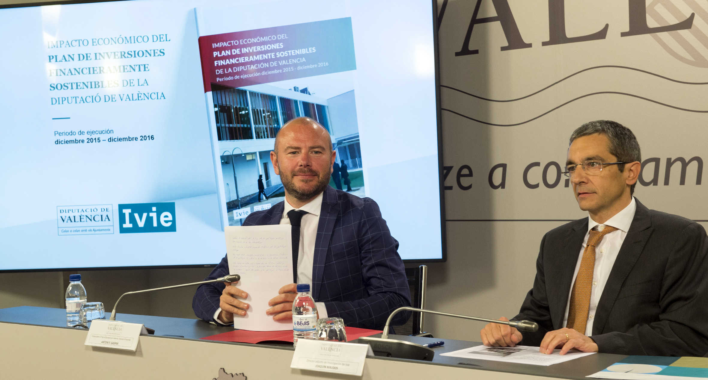 El diputat d'Hisenda de la Diputació de València, Toni Gaspar, presenta l'informe sobre coupació realitzat per l'IVIE acompanyat pel director adjunt d'aquest institut, Joaquín Maudos.