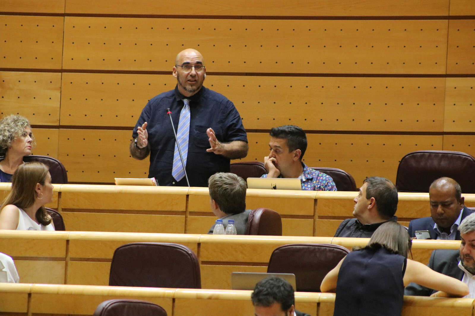 El senador Jordi Navarrete reclama "respecte per la llibertat de càtedra" i que es "dignifique" la tasca dels professors.