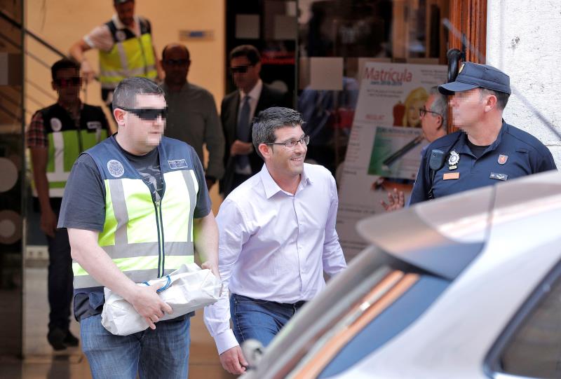 Jorge Rodríguez eixint de l'Ajuntament d'Ontinyent després de sis hores d'escorcoll.