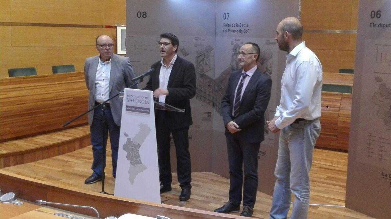 Jorge Rodríguez presenta una exposició al salo de plens de la Diputació de València.