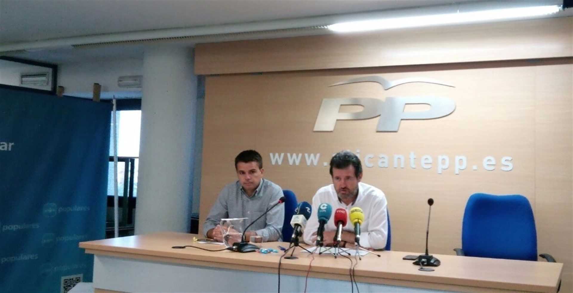 El presiident del PP provincial d'Alacant, José Ciscar, compareix en roda de premsa.