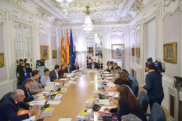 Reunió de la Junta de Sïndics de les Corts, amb els membres de la Mesa, inclòs el vicepresident segon, Alejandro Font de Mora (a l'esquerra d'Enric Morera en la imatge).