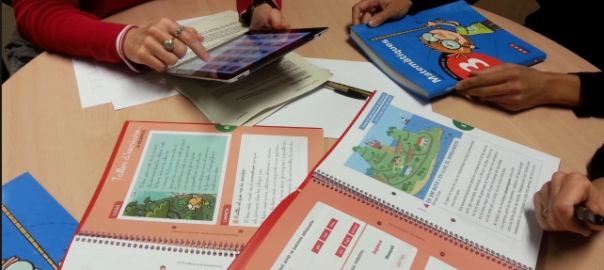 L'investigador destaca que les editorials fallen a l'hora de potenciar l'alfabetització visual i les capacitats històriques dels alumnes a través de fotografies i dibuixos.