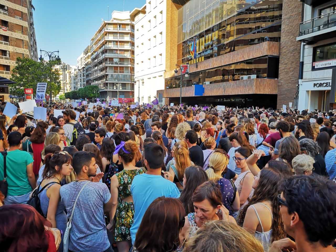 Imatge de la concentració d'aquest divendres a la ciutat de València contra la llibertat dels membres de 'La Manada'