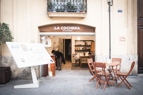 Correoviejo va transformar un garatge en La Cochera, on es realitzen activitats culturals obertes al públic i que és l'espai que connecta l'edifici amb la plaça del centre històric de València.