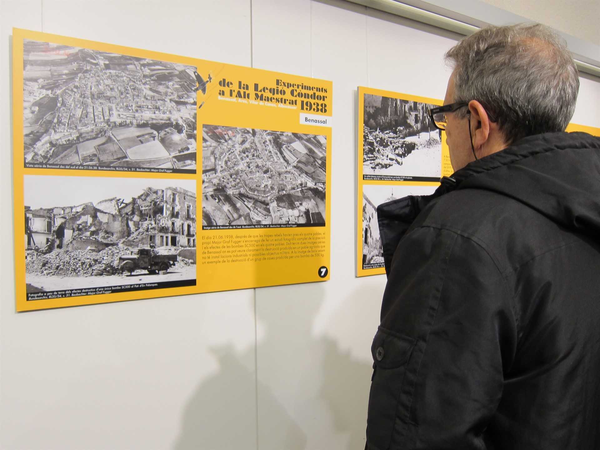 Un visitant de la mostra sobre els bombardejos de la Legió Còndor a l'Alt Maestrat.