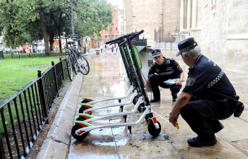 L'empresa Lime no té els permisos necessaris per a usar la via pública i no paga la taxa corresponent per dur a terme aquesta activitat lucrativa.