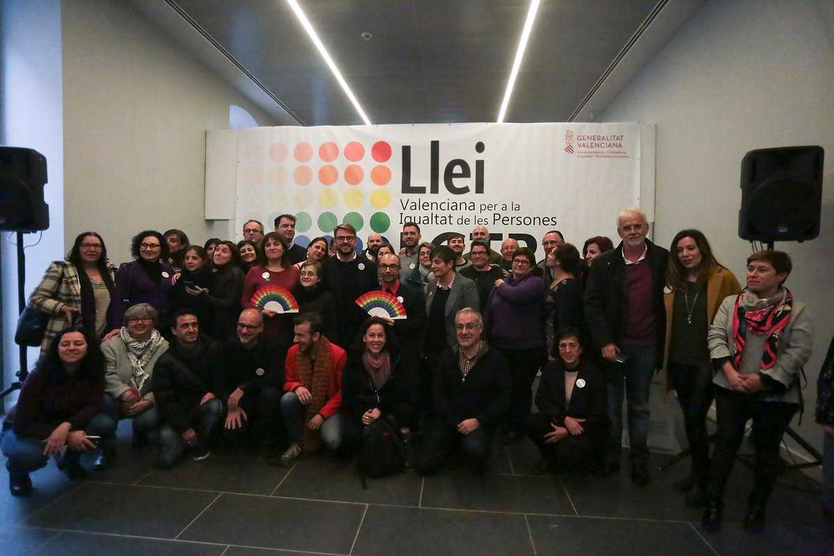 Els participants en la elaboració de l'esborrany de la Llei Valenciana d'Igualtat de les Persones LGTBI durant la seua presentació aquest matí