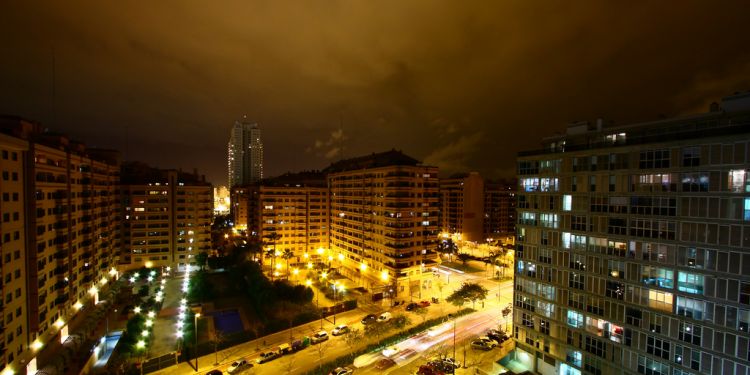 La contaminació lumínica, causada per l'excés d'enllumenat públic i per la instal·lació incorrecta dels fanals que llancen al cel part de la llum, és un greu problema a la ciutat de València.