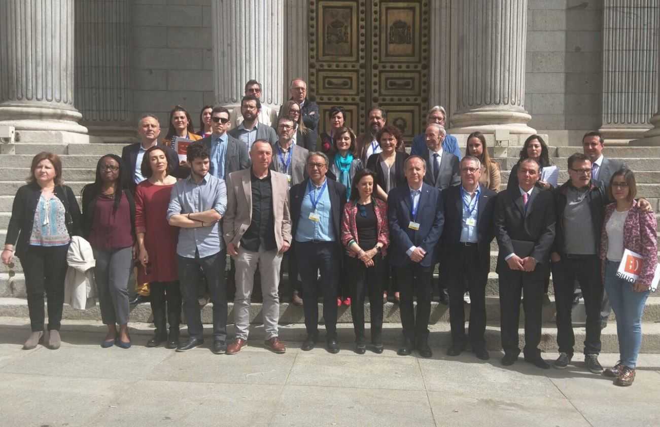 Fins a Madrid s'han traslladat  representants de PSPV-PSOE, Compromís i Podem, dels sindicats UGT i CC.OO, la Confederació Empresarial Valenciana (CEV) i Acció Cultural del País Valencià, per a demanar un sistema de finançament just.