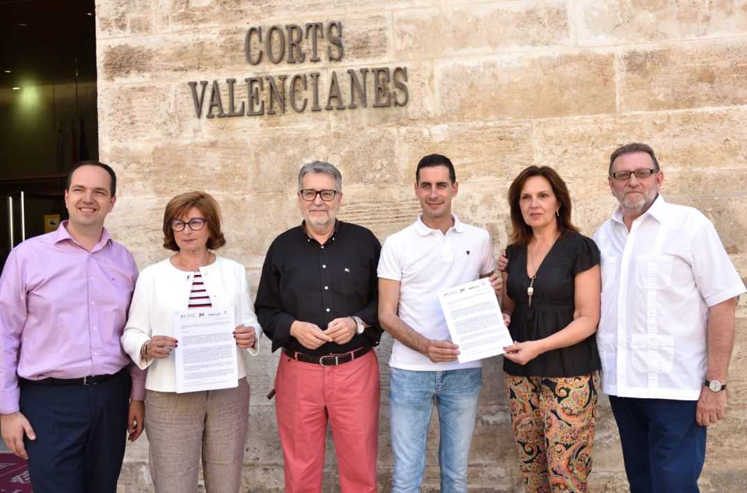El president de la Mancomunitat Horta Sud, Carlos Fernández Bielsa, acompanyat dels alcaldes i alcaldesses d'Aldaia, Alaquàs, Torrent, Albal i la vicepresidenta de les Corts, Carmen Martínez.
