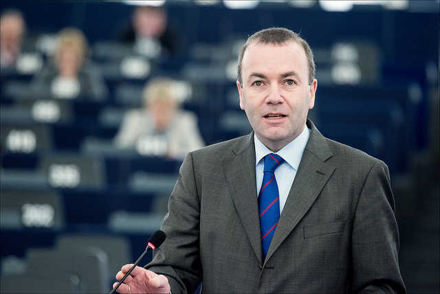 L'eurodiputat de la Unió Socialcristiana de Baviera i líder del PPE, Manfred Weber, aplaudeix la "decisió humanitària" del govern espanyol, però reclama l'expulsió dels immigrants de la UE.