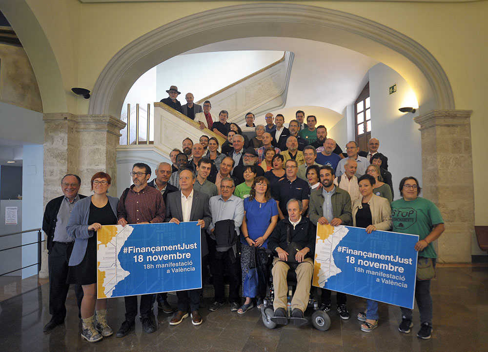 Representants dels col·lectius que participaran en la manifestació pel "finançament just" del proper 18 de novembre.