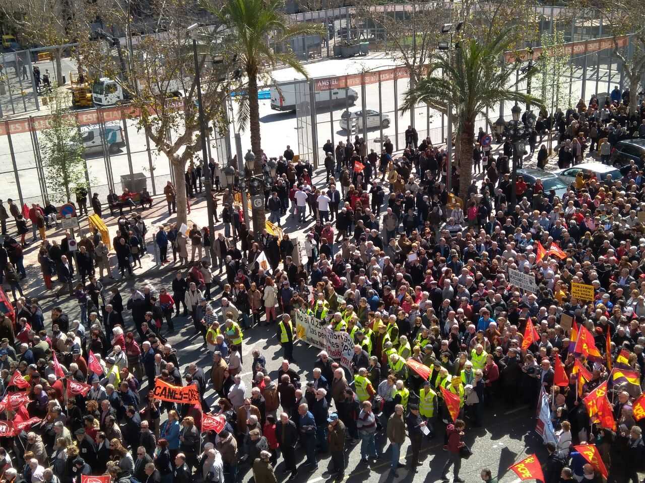 La multitut d'assistents ha dificultat la marxa i quan la capçalera ja anava pel Parterre, molts manifestants encara esperaven poder moure's de la Plaça de l'Ajuntament. 