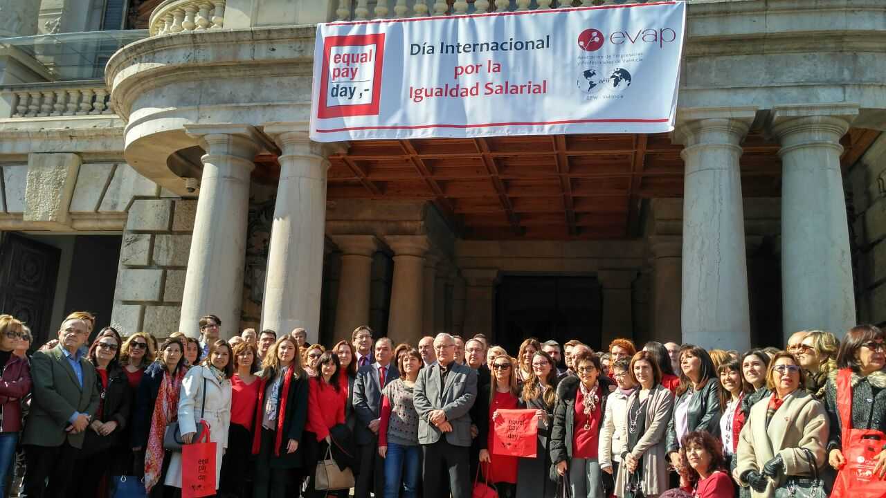 La presidenta de l'Associació, Eva Blasco ha xifrat la brexta salarial en aproximadament el 30%, però ha criticat que "no hi ha prou transparència en les dades estadístiques" i per això no es pot oferir una xifra exacta.