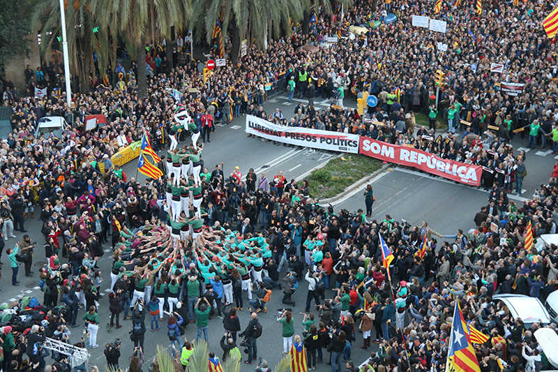Capçalera de la manifestació amb les pancartes "Llibertat presos polítics" i "Som república".